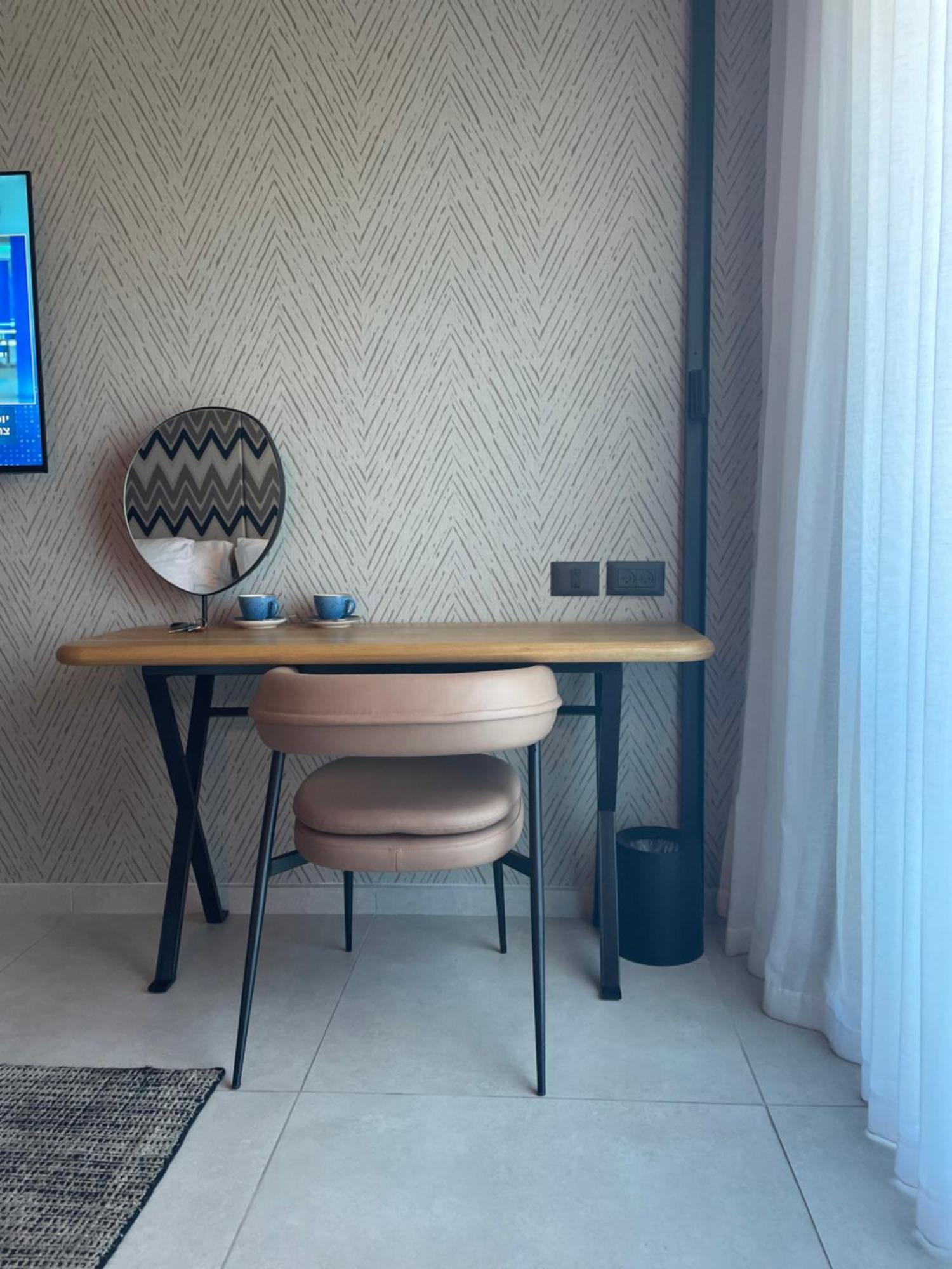 Suite On The Beach Haifa Buitenkant foto