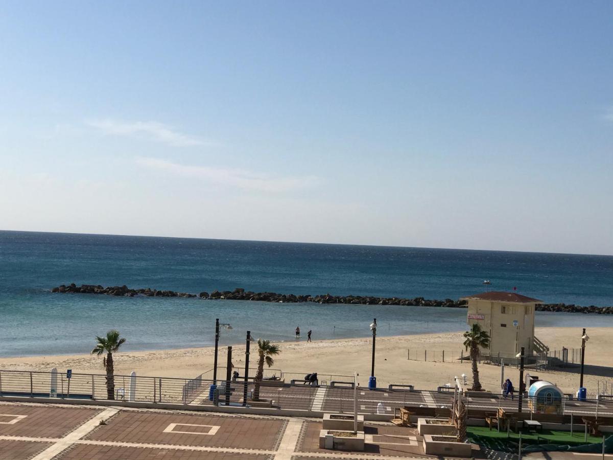 Suite On The Beach Haifa Buitenkant foto