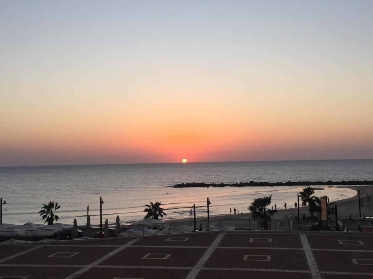 Suite On The Beach Haifa Buitenkant foto